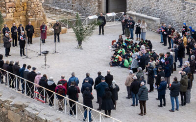 La pregària i lectura de les actes martirials dels sants Fructuós, Auguri i Eulogi apleguen un centenar de persones a l’amfiteatre romà de Tarragona